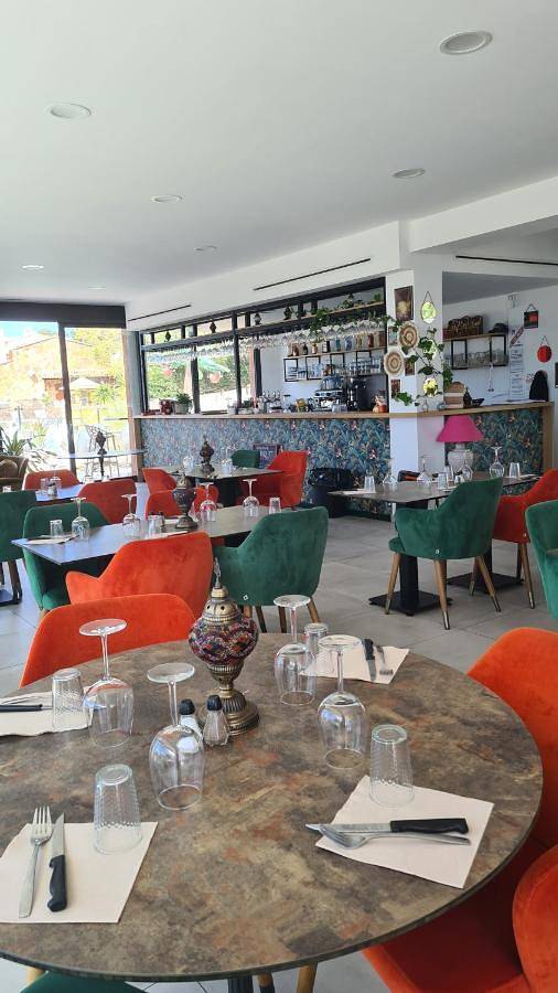 Location de vacances pour 6 personnes, avec jardin ainsi que piscine et vue, adapté aux familles dans Plage D Aigue Bonne - 3