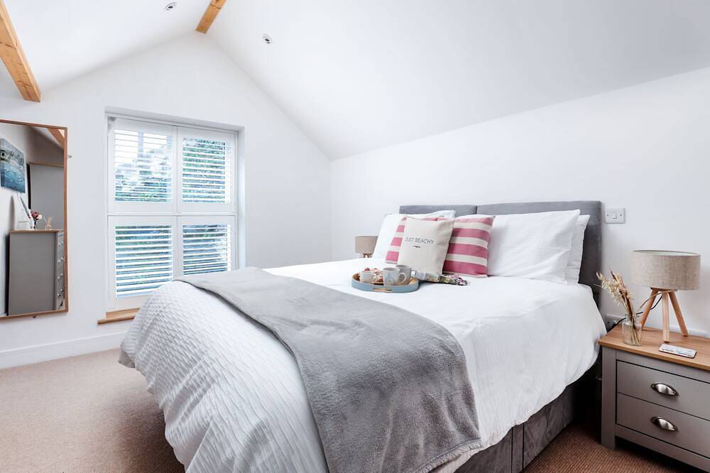 Beach & Surfing Heaven! 100m to sea & shops with parking, log burner & sea views in Portreath, Cornwall