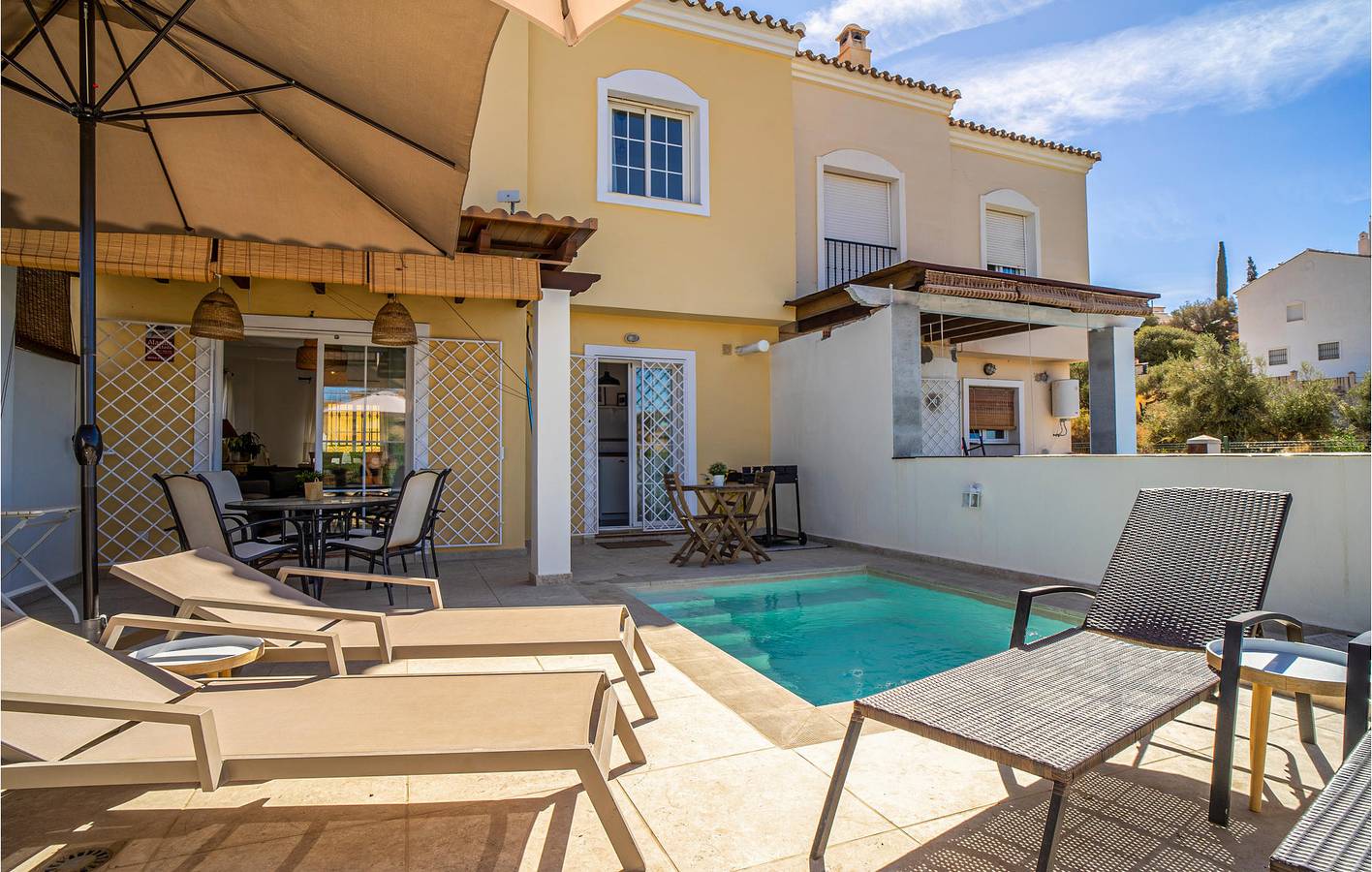 Seaside Apartment with Parking, Pool & Terrace in Nerja, Costa del Sol