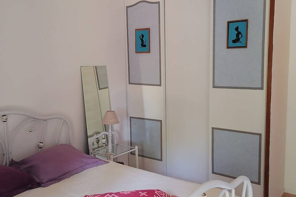 Villa with garden (15 min from the sea and river), sleeps 4, pets allowed. in Sainte-Lucie de Porto-Vecchio, Zonza