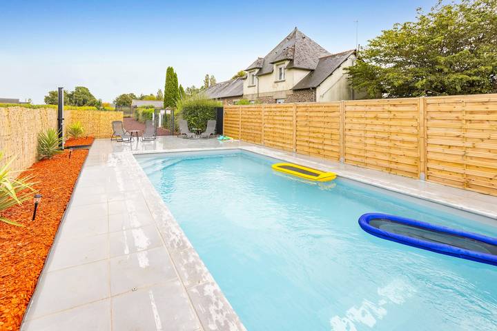 Location de vacances pour 8 personnes, avec jardin ainsi que piscine et jacuzzi à Montfort-sur-Meu - 2