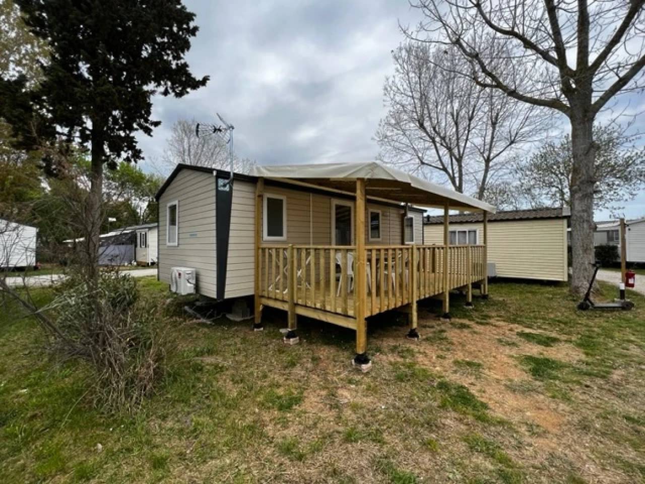 Zecamping 2 étoiles avec animaux acceptés piscine à 4km de la plage in Villeneuve-lès-Maguelone, Côte d'Améthyste