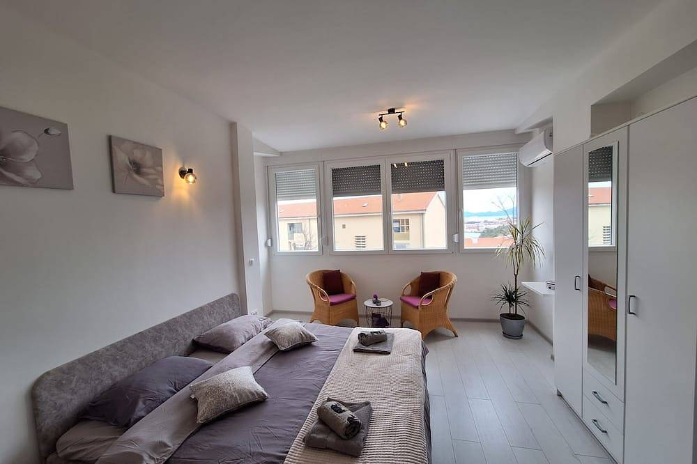 Ganze Wohnung, Mystic Grey Studio Apartment in Ploce, Dubrovnik-Neretva