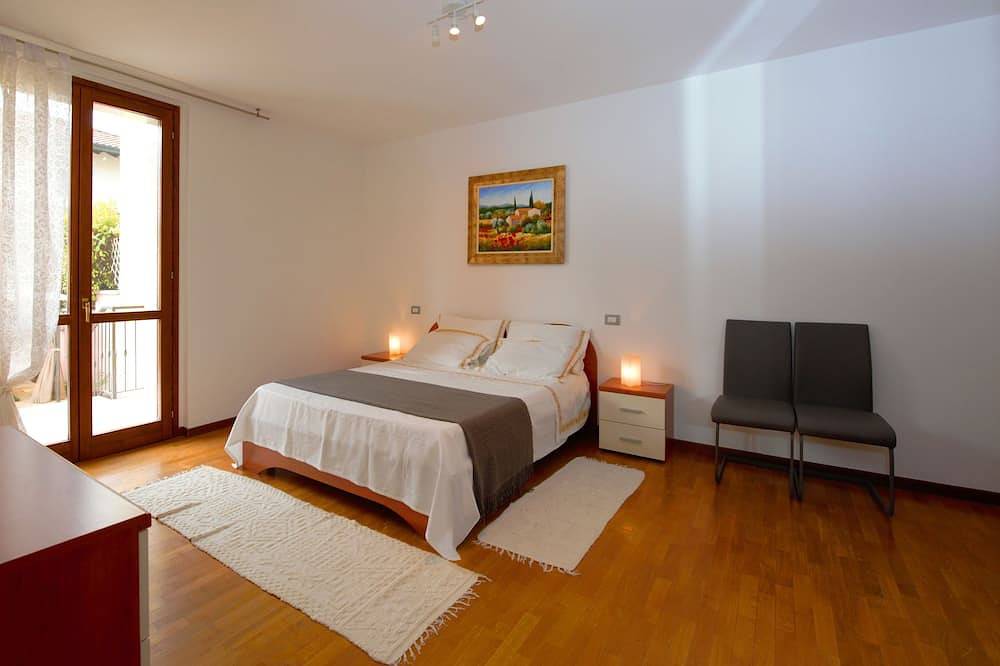 Villa élégante dans un quartier calme avec piscine à débordement privée in Desenzano del Garda, Province de Brescia