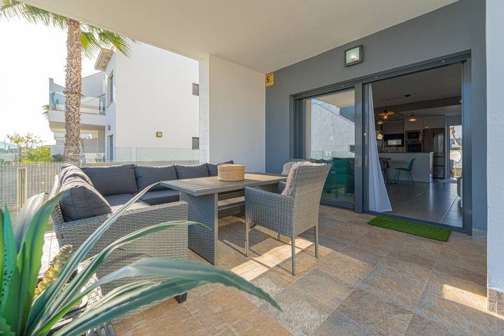 Apartamento para 4 personas, con Terraza además de Jardín y Piscina en Pilar de la Horadada