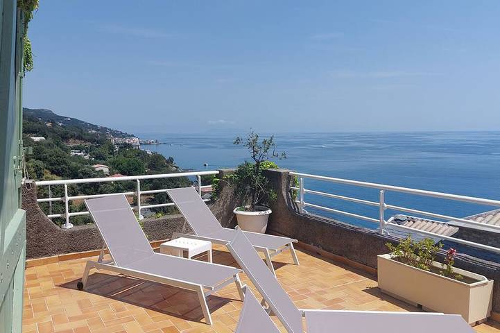 Location de vacances pour 10 personnes, avec jardin ainsi que jacuzzi et balcon à Brando