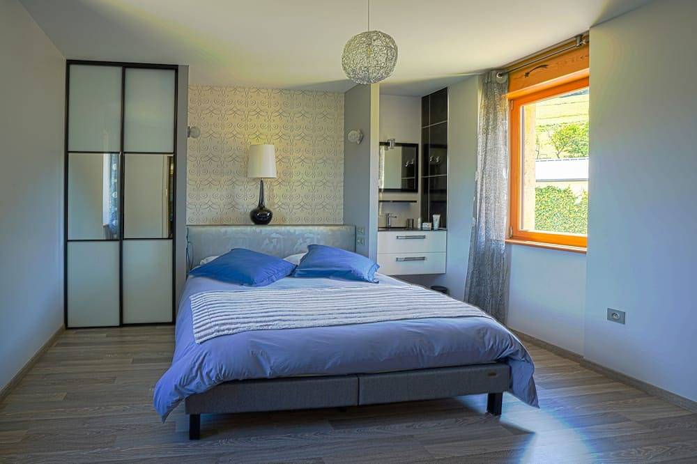 5-star villa with heated pool and panoramic view Gîte Exception Aveyron in Sainte-Eulalie-d'Olt, Massif Central