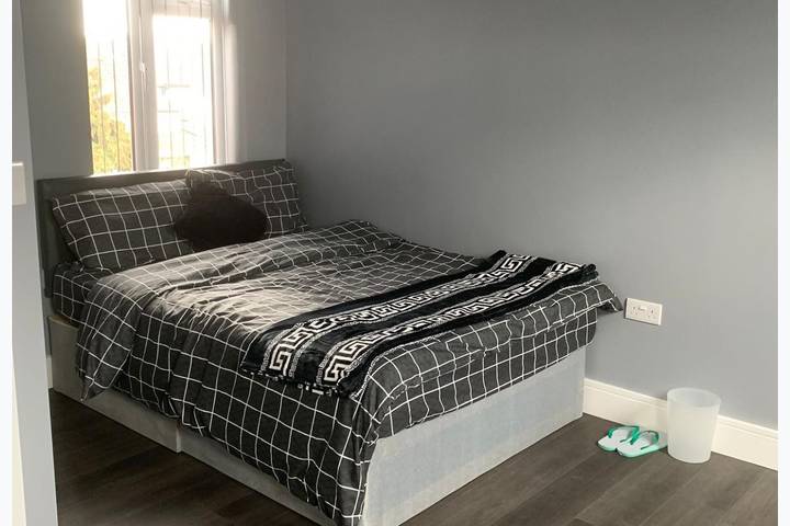 Entire holiday apartment, 3 Bedroom Apartment Sleeps 7 with Wifi in Ealing, London