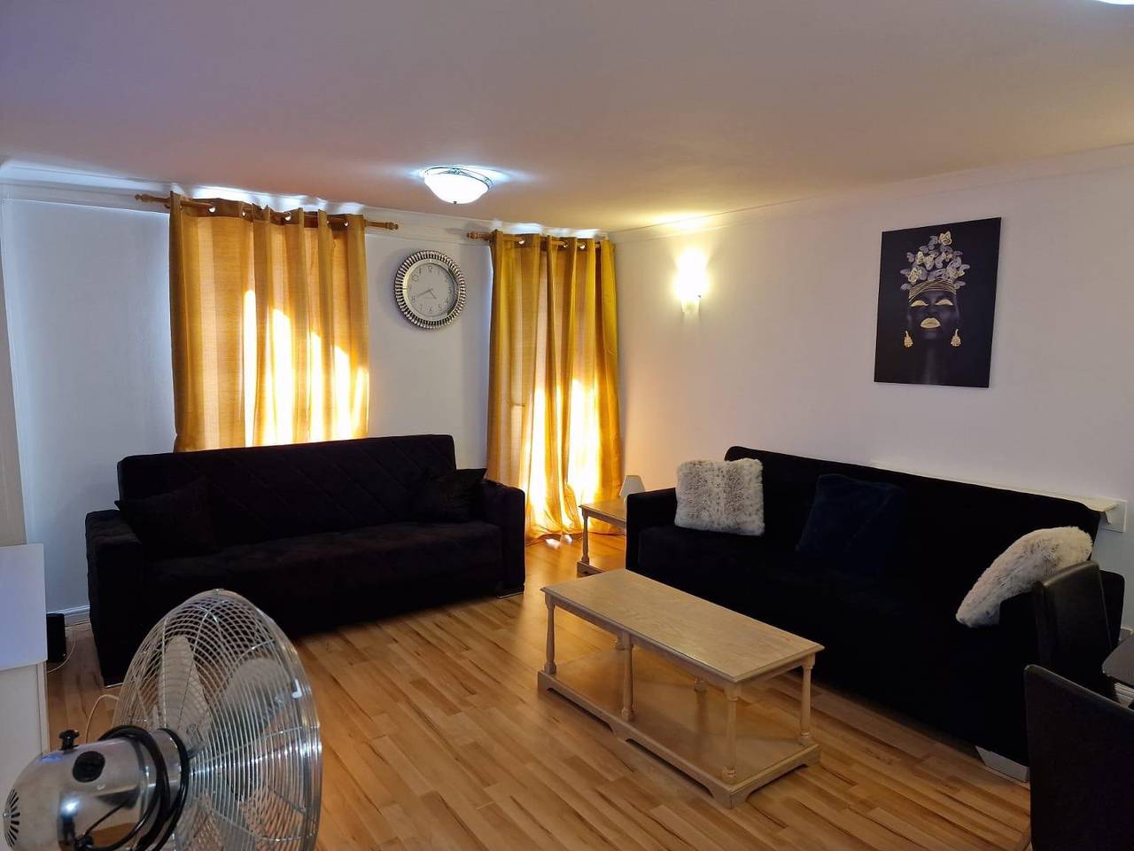 Entire holiday apartment, Canary wharf luxury skyline view apartment in Tower Hamlets, London