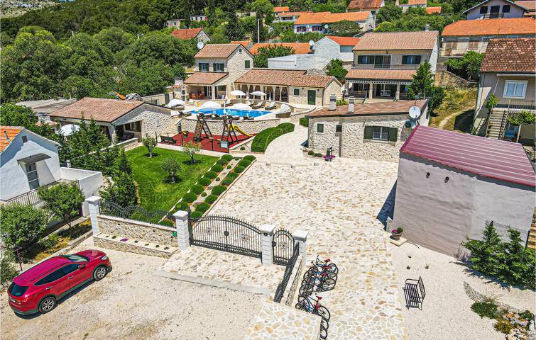 Cozy Apartment with Pool, Terrace, and Proximity to Dining in Sibenik, Šibenik-Knin