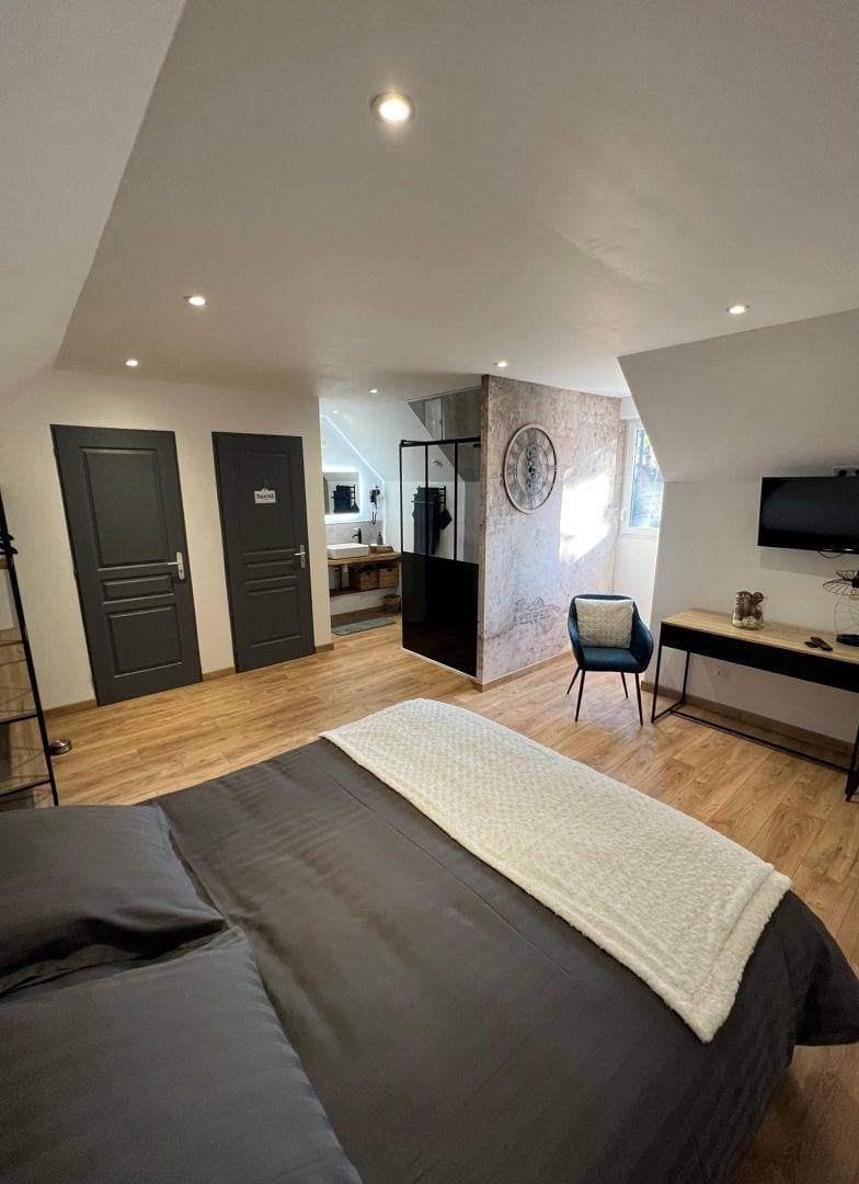 Chambre d'hôtes La Tour Carrée - Chambre l'atelier des rêves in Éclans-Nenon, Jura