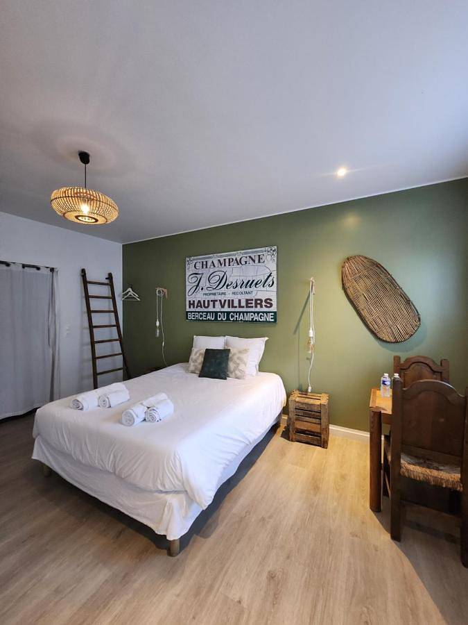 Chambres privées hyper-centre Epernay lit 160x200cm in Épernay, Marne