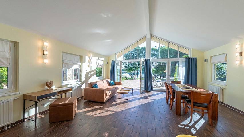 Ferienhaus für 2 Personen, mit Sauna und Garten sowie Seeblick in Jabel