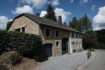 Gîte pour 14 personnes, avec jacuzzi et jardin dans Redu