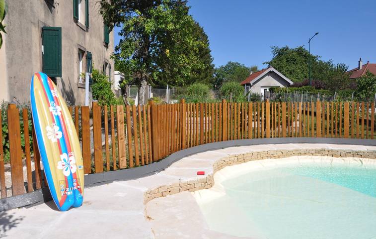 Gîte pour 4 personnes, avec jardin ainsi que terrasse et piscine dans le Doubs