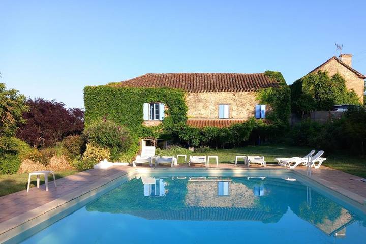 Gîte pour 6 personnes, avec vue ainsi que jardin et piscine à Le Ségur