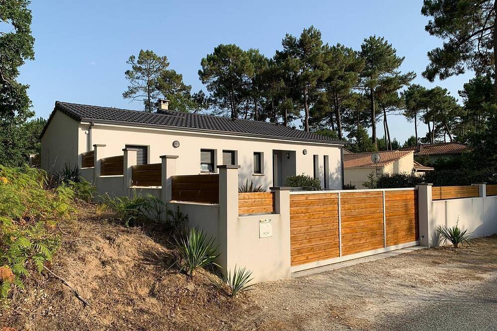 Modern bungalow with spacious private garden in Les Mathes, Côte de Beauté