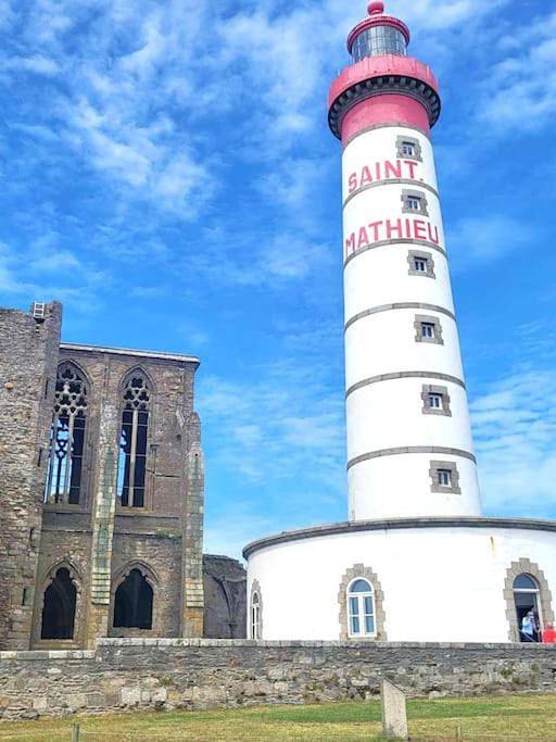 Location de vacances pour 9 personnes, avec terrasse ainsi que vue et jardin, animaux acceptés dans Abbaye de la Pointe Saint-Mathieu - 4