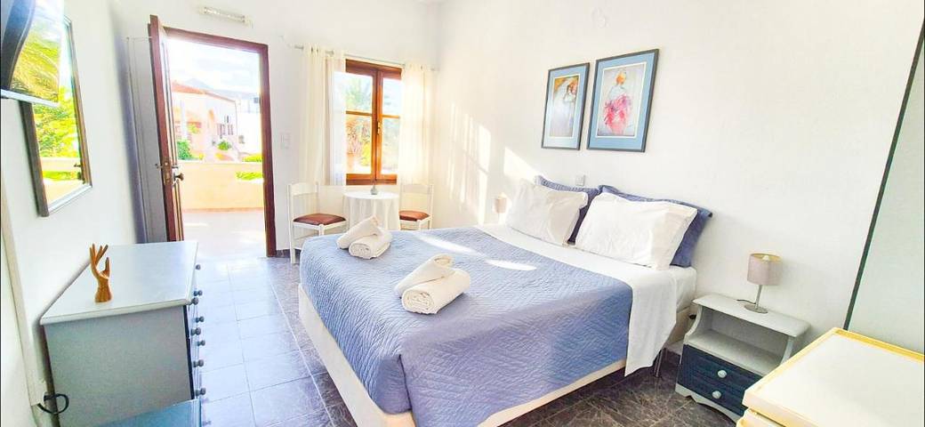 Gîte pour 2 personnes, avec terrasse ainsi que vue et jardin dans Palekastron - 3