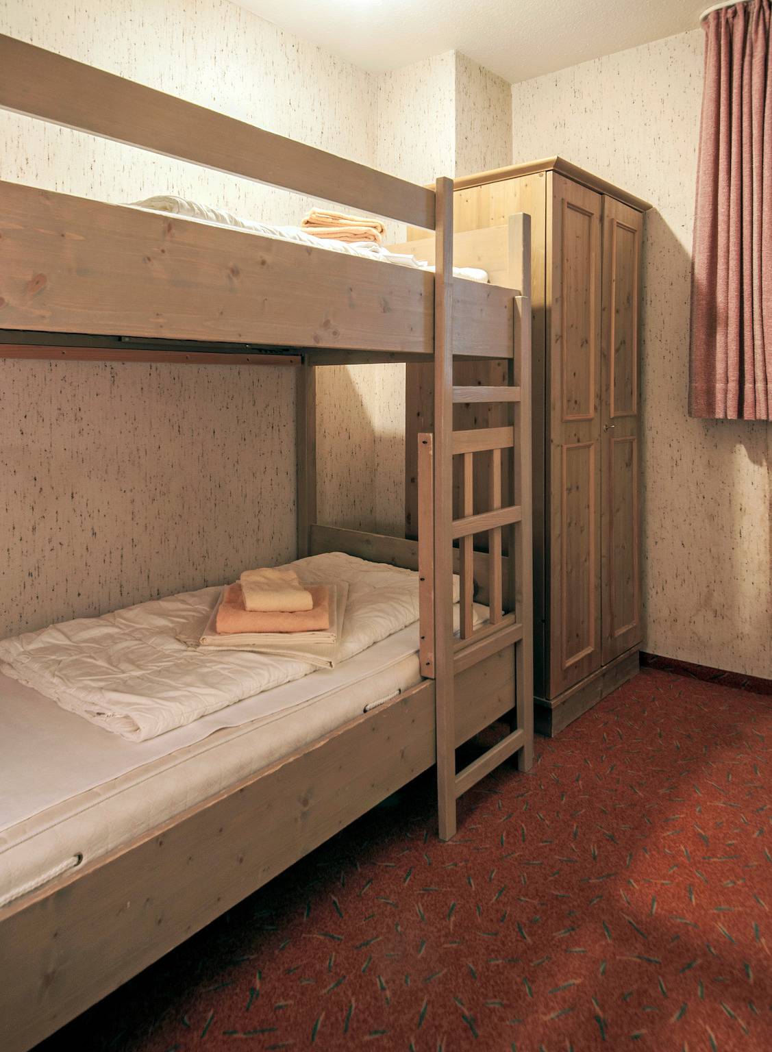 Ganze Ferienwohnung, Apartment 05 - Ferienresidenz Roseneck, 2 Schlafzimmer, mit Schwimmbad in Todtnauberg bei Feldberg in Suedlicher Schwarzwald, Todtnau