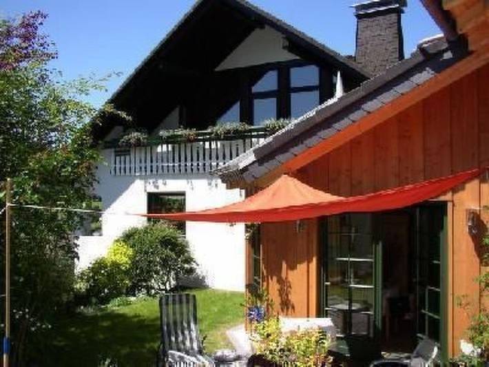 Bungalow voor 4 personen, with Balkon and Terras as well as Tuin in Winterberg