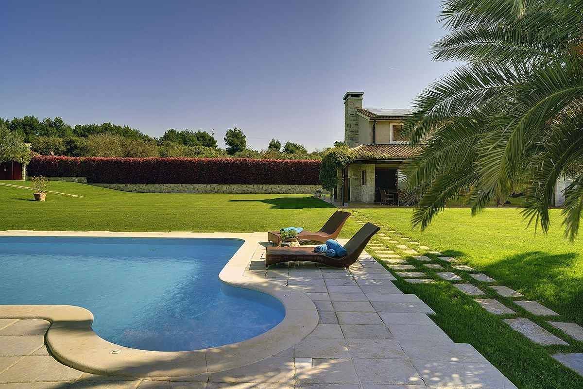 Villa mit Swimmingpool und Volleyballfeld in Pula-Medulin, Pomer