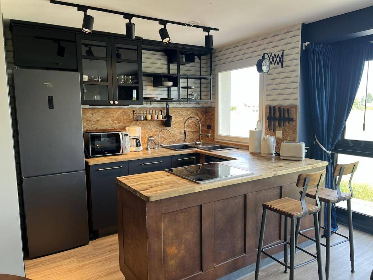 Appartement entier, Appartement lumineux avec bow-Window et vue sur la nature, tout confort avec deux places de parking privées et accès avec ascenseur in Coquelles, Région de Calais