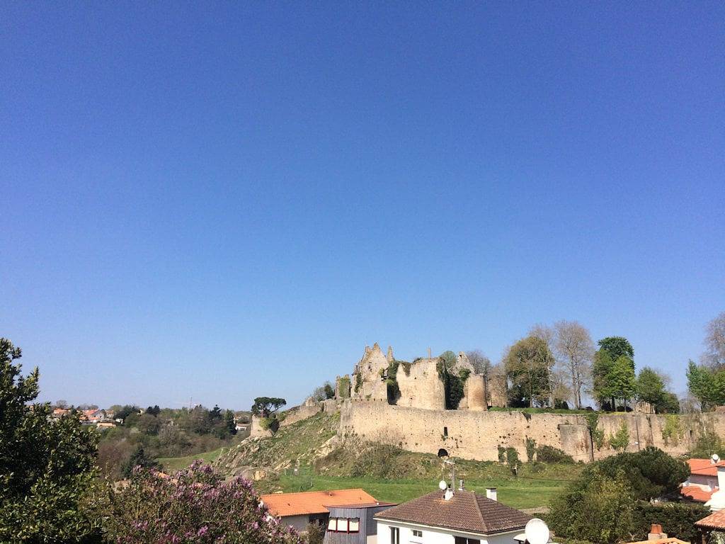 Chambres d'hôtes avec terrasse, vue château, centre-ville - Chambre le pigeonnier in Bressuire, Deux-Sèvres