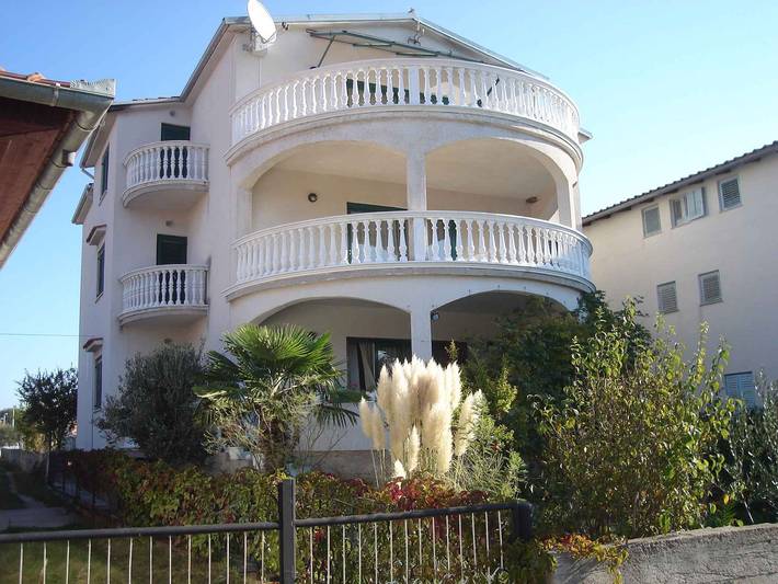 Gîte pour 4 personnes, avec jardin à Pirovac - 2