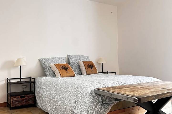 Entire apartment, Spacious and quiet first floor *clim in Roquemaure, Nimes region