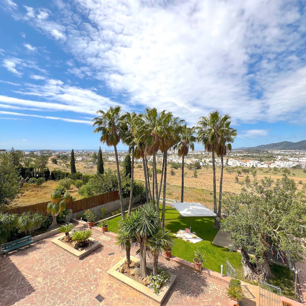 Villa 'Bloom' con vista mare, Wi-Fi e aria condizionata in Santa Eularia des Riu, Ibiza Est