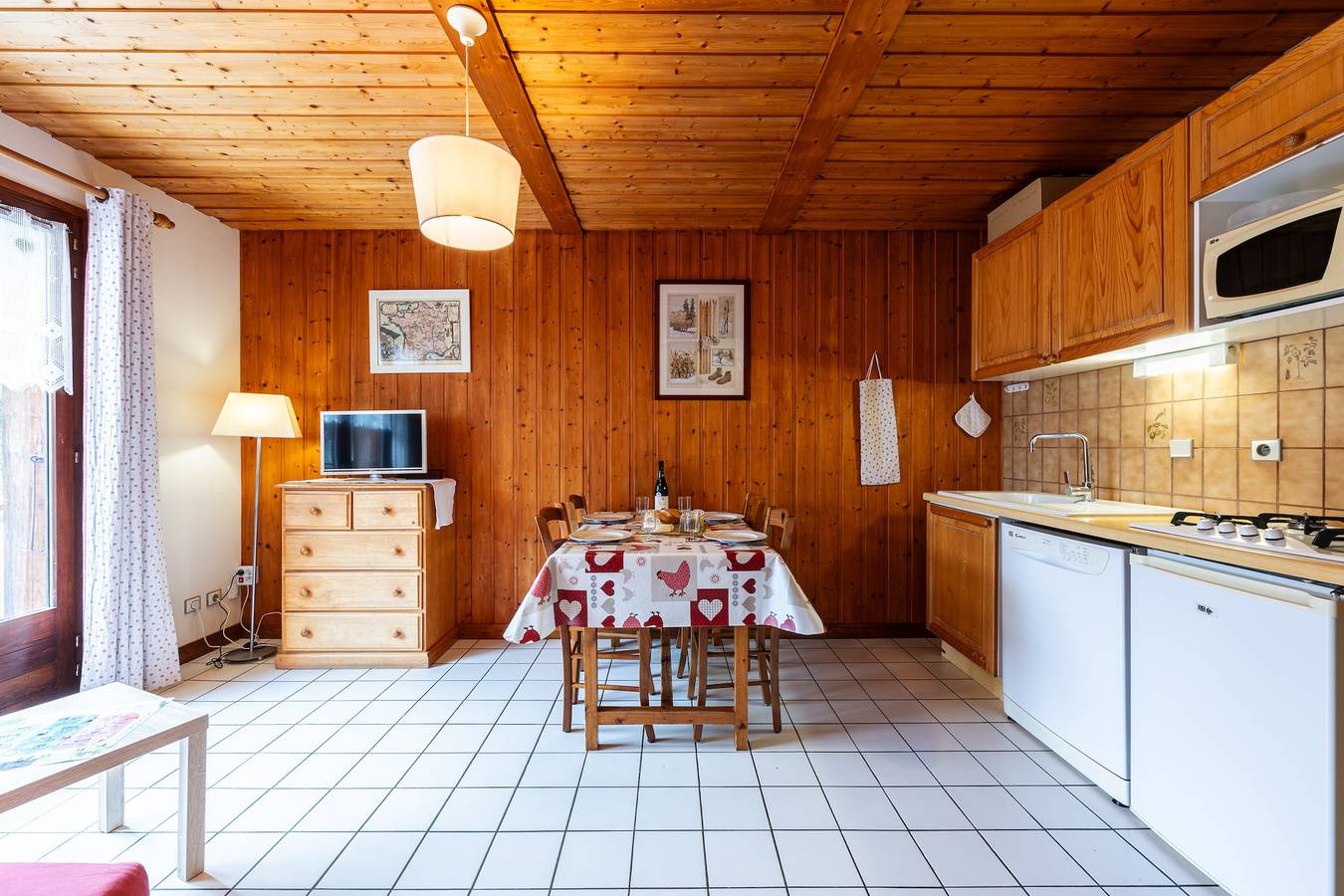 Apartamento entero, Apartamento 'Bergeronnette' con vistas a la montaña, terraza compartida y Wi-Fi in La Giettaz, Albertville region