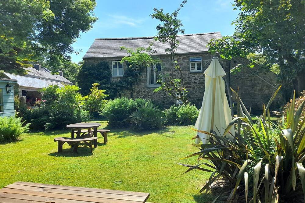 Stylish B & B studio with parking 3 miles from St Ives in Cornwall