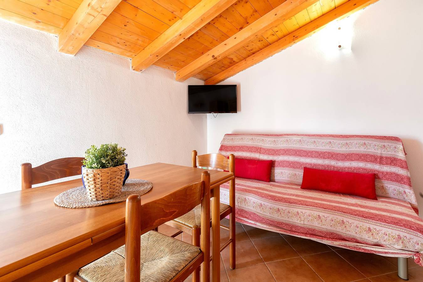 Appartement entier, Appartement 'Vista Porto Mansarda' avec terrasse partagée, Wi-Fi et climatisation in Trinità d'Agultu e Vignola, Olbia-Tempio