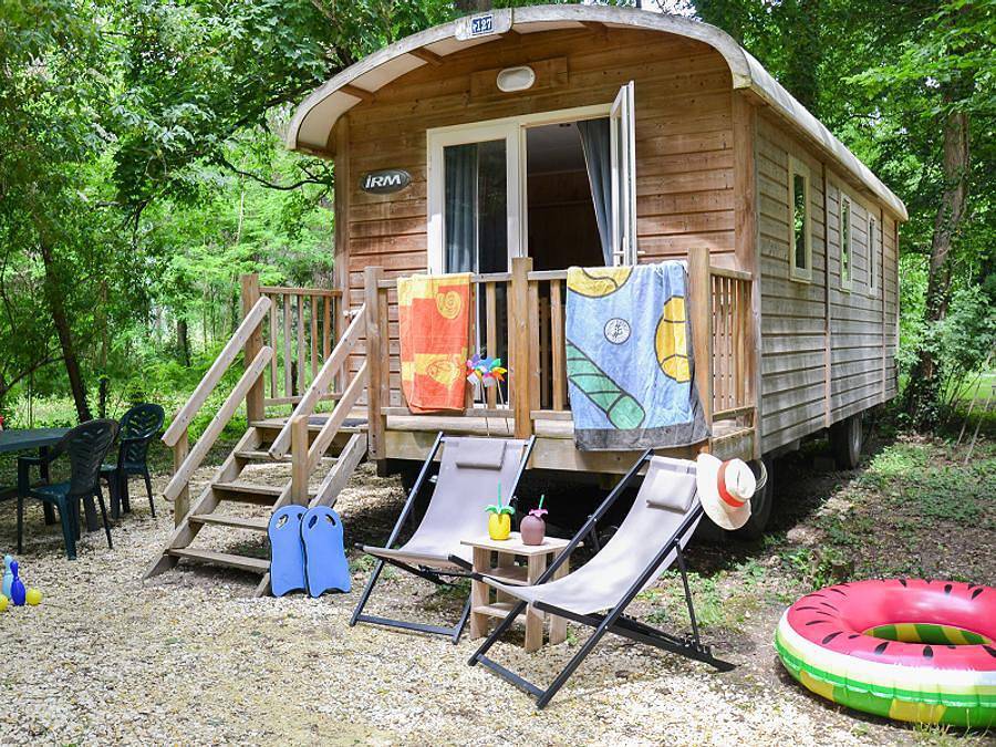 Flower Camping La Sagne  - Alojamiento 4 personas - Roulotte Standard 20m² (2 habitaciones) - muebles de jardín para 4 personas. in Vitrac, Périgord Noir