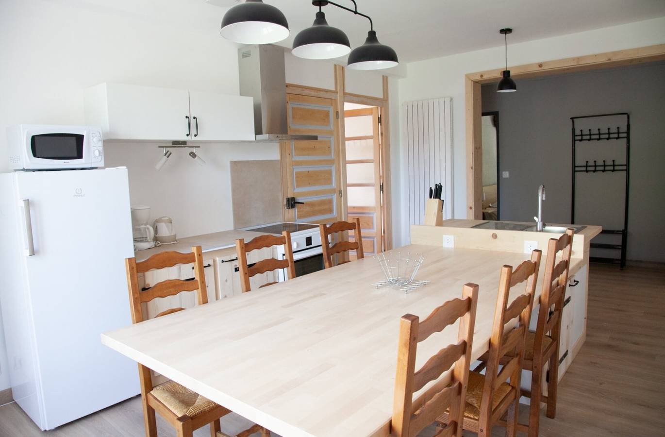 Entire apartment, “Gîte La Sainte Juliette” Apartment with Mountain View, Shared Terrace, and Wi-Fi in La Rixouse, Parc naturel régional du Haut-Jura