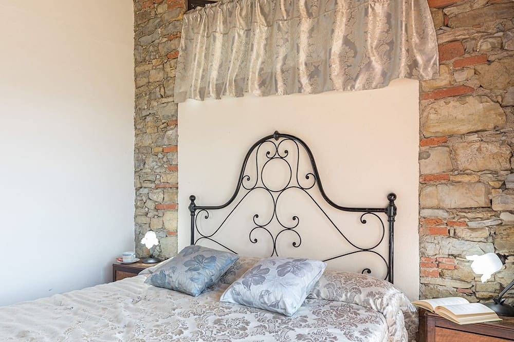 Im Erdgeschoss befinden sich zwei Schlafzimmer, ein Badezimmer mit Dusche und ein Badezimmer mit Wc. in Pieve A Presciano, Laterina Pergine Valdarno
