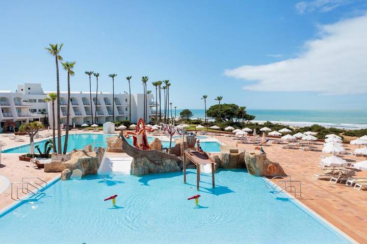 Hôtel pour 3 personnes, avec jacuzzi et jardin ainsi que piscine et sauna