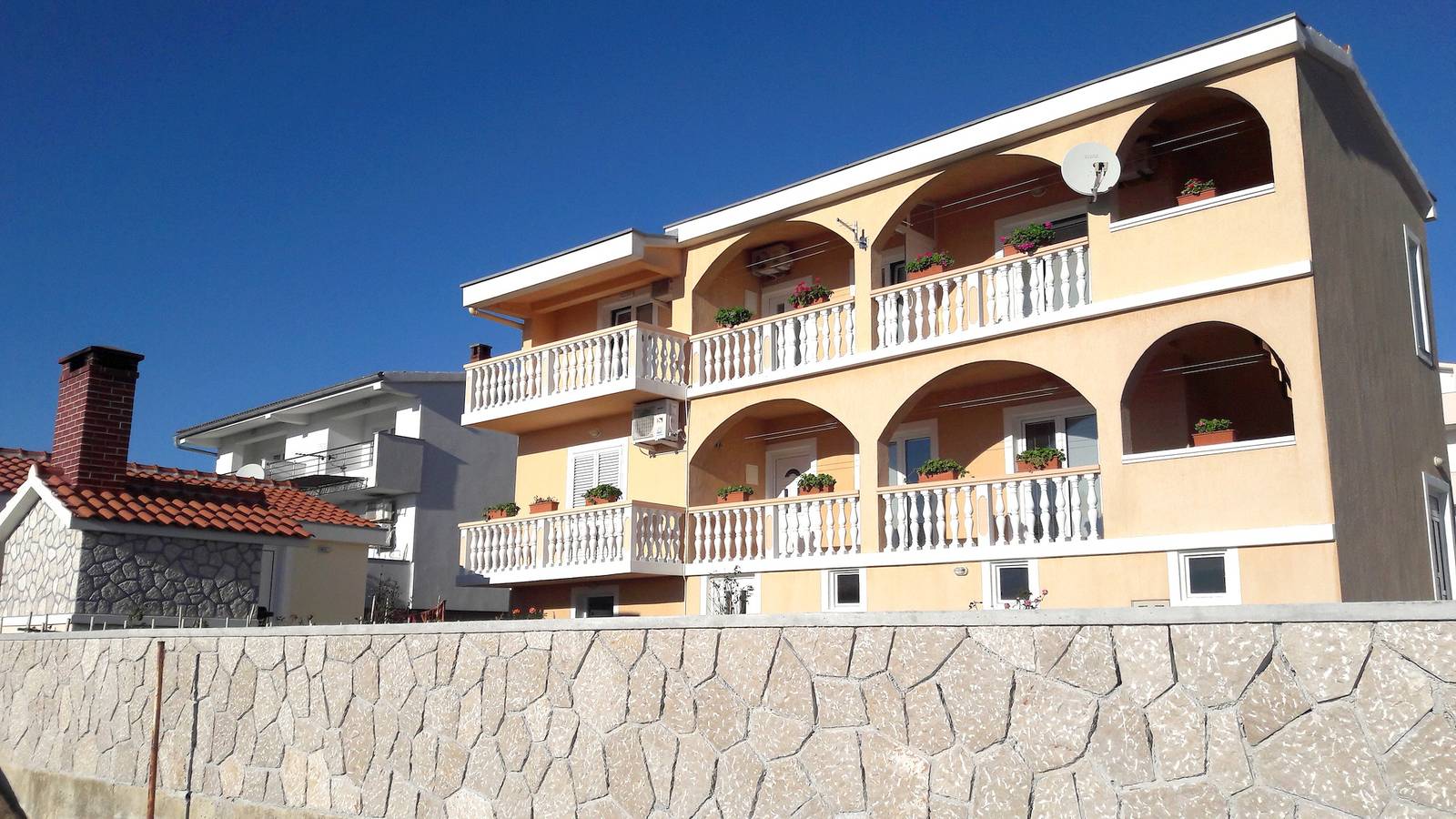 Ganze Wohnung, 1-Zimmer-Ferienwohnung mit Balkon und Meerblick Rtina - Miocici, Zadar A-13072-a in Rtina, Zadar