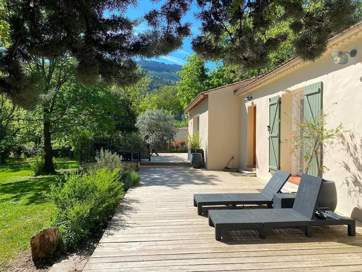 Location de vacances pour 6 personnes, avec Terrasse ainsi que Jardin et Vue à Mazaugues