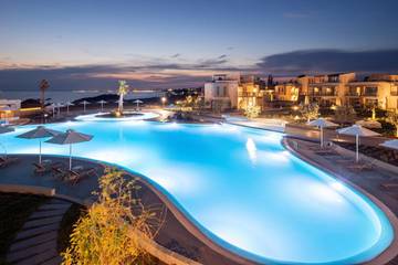 Hôtel pour 2 personnes, avec piscine ainsi que bassin pour enfant et jardin dans Portes