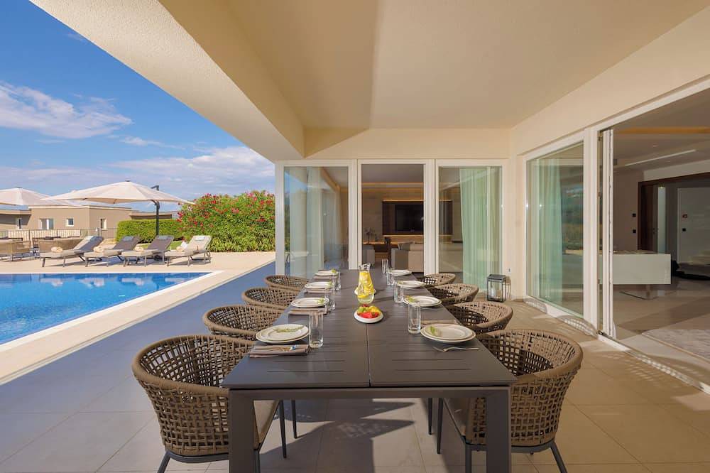 3-bedroom Beachfront Residence with Sea View and a Private Pool in Umag, Umag und Umgebung