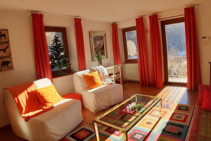 Gîte pour 4 personnes, avec vue et jardin dans Issime