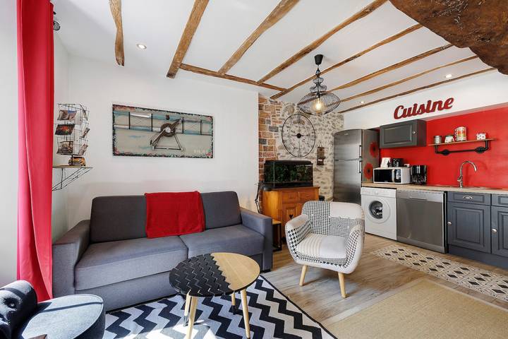 Entire apartment, Apartment 'Les Glycines N2' with Private Terrace, Balcony and Wi-Fi in Les Epesses, Loire Valley