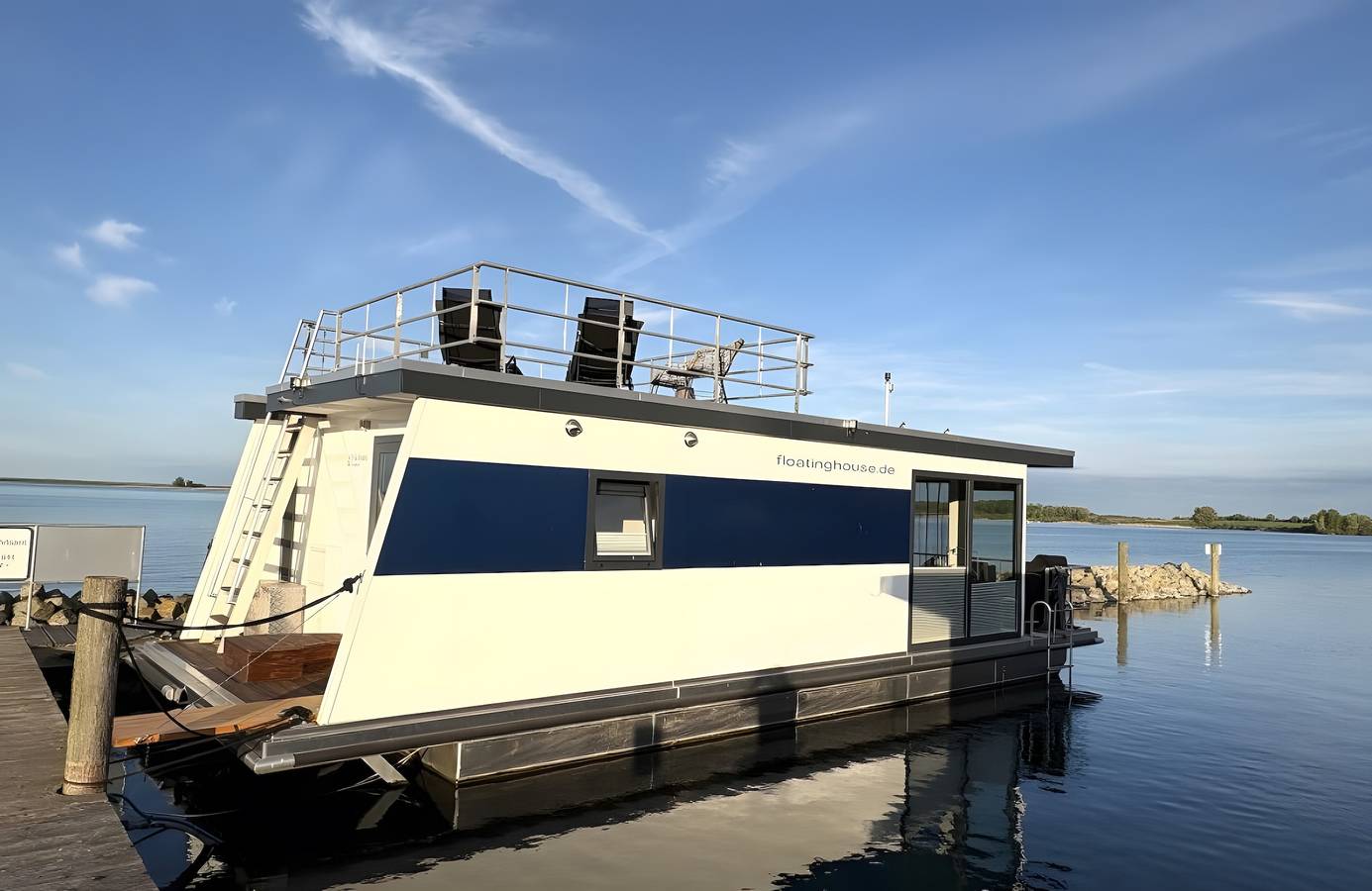 Hausboot 'Püttelkow' mit Seeblick, privater Terrasse und Wlan in Röbel, Müritz