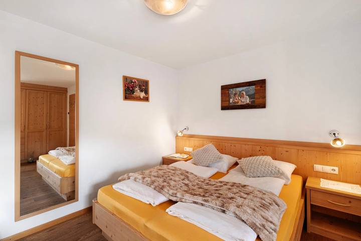 Entire studio, Studio Apartment 'Apartment Ramei' with Mountain View, Shared Garden and Wi-Fi in La Val, Dolomiti Superski