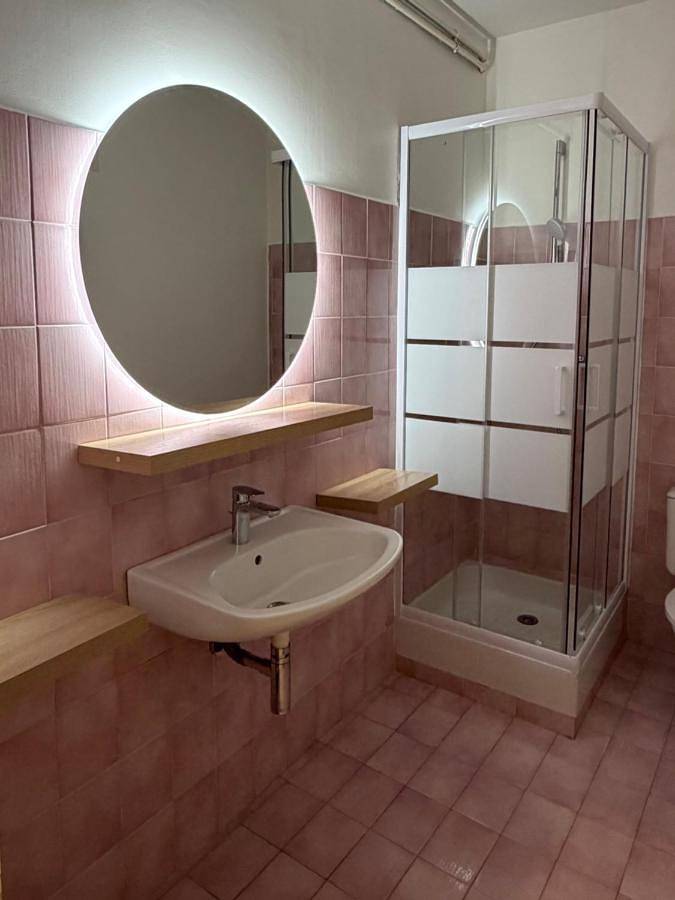 Hôtel pour 2 personnes, avec vue ainsi que terrasse et jardin dans Plage du Péro - 3