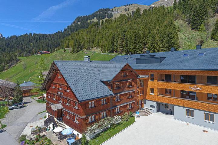 Ferienwohnung für 10 Personen, mit Garten und Ausblick in Schröcken - 2