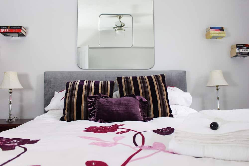 Luxury and private 2 bedroom bungalow with hot tub, prime location in Chester in Chester, Cheshire West and Chester