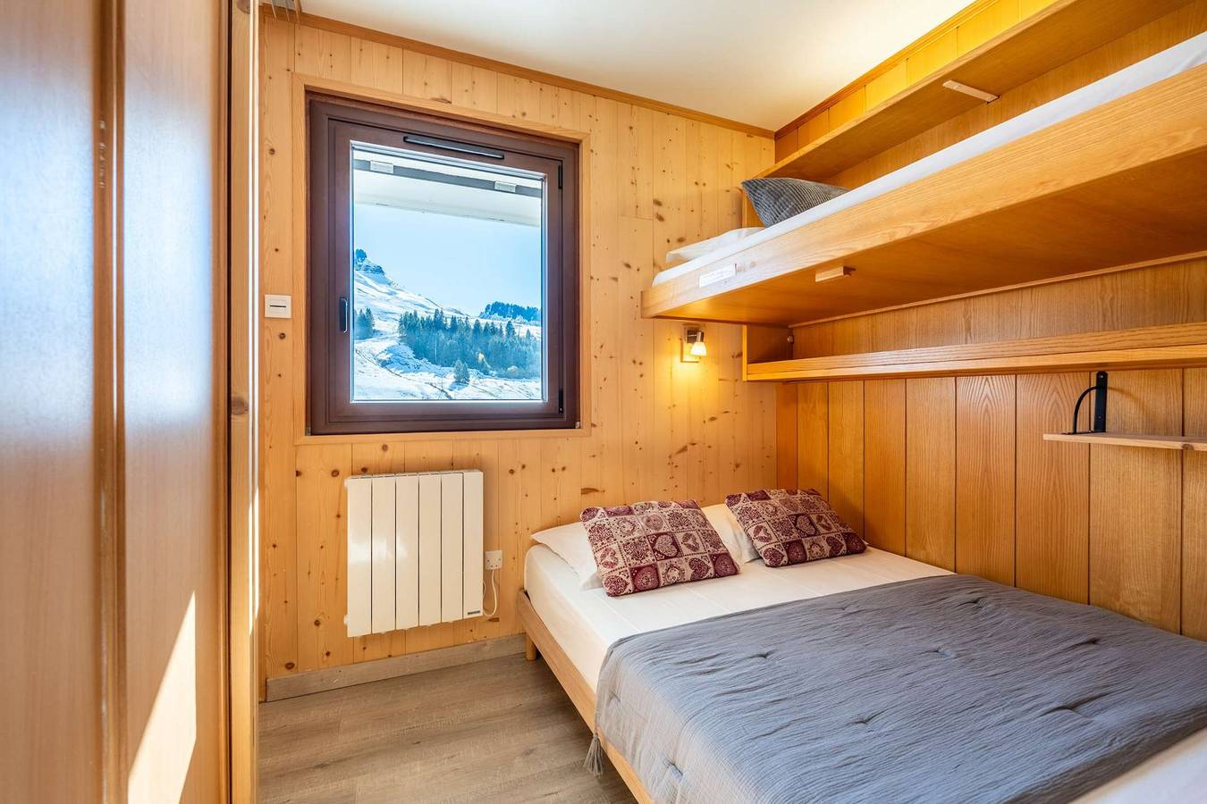 Entire holiday apartment, Colombière : Grande terrasse avec vue imprenable sur les montagnes in Chinaillon, Le Grand-Bornand